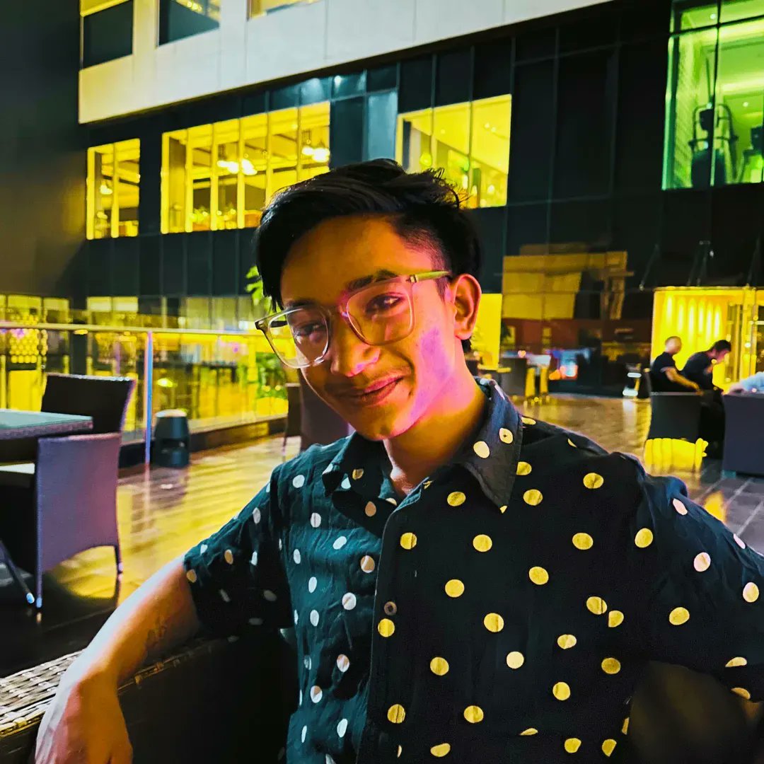 AmargiLife's tweet photo. This is Suzal from Kathmandu, my first friend in Nepal.
In Nepali, his name means "Pure Heart".
I asked him - what's your philosophy on life? He answered:
"Never cheat anyone"
#kathmandu #nomadlife #forthefree https://t.co/2BNWndOG4u