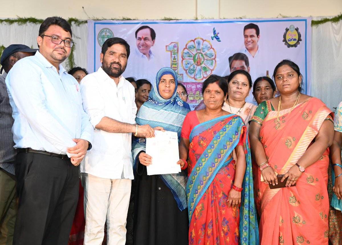 Collector_MNCL's tweet photo. తెలంగాణ రాష్ట్ర అవతరణ దశాబ్ది ఉత్సవాల్లో భాగంగా బెల్లంపల్లి మున్సిపల్ శాఖ ఆద్వర్యంలో నిర్వహించబడిన "తెలంగాణ పట్టణ ప్రగతి దినోత్సవం" కార్యక్రమంలో పాల్గొన్న బెల్లంపల్లి శాసన సభ్యులు దుర్గం చిన్నయ్య గారు &amp; జిల్లా కలెక్టర్ బాదావత్ సంతోష్ గారు తర్వాత సింగరేణి పట్టాలు పంచడం జరిగింది. https://t.co/Q0BxRJbtZi