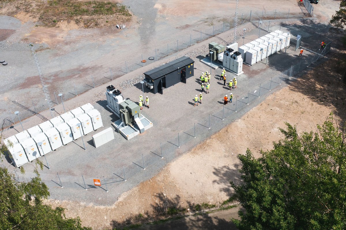 EllevioAB's tweet photo. 🎂 I dag firar vi! Vår första - och Sveriges största - batterianläggning invigdes i värmländska Grums. Anläggningen ägs av Ellevio Energy Solutions, som är ett systerbolag till elnätsbolaget Ellevio. https://t.co/AsvUK5AO2T