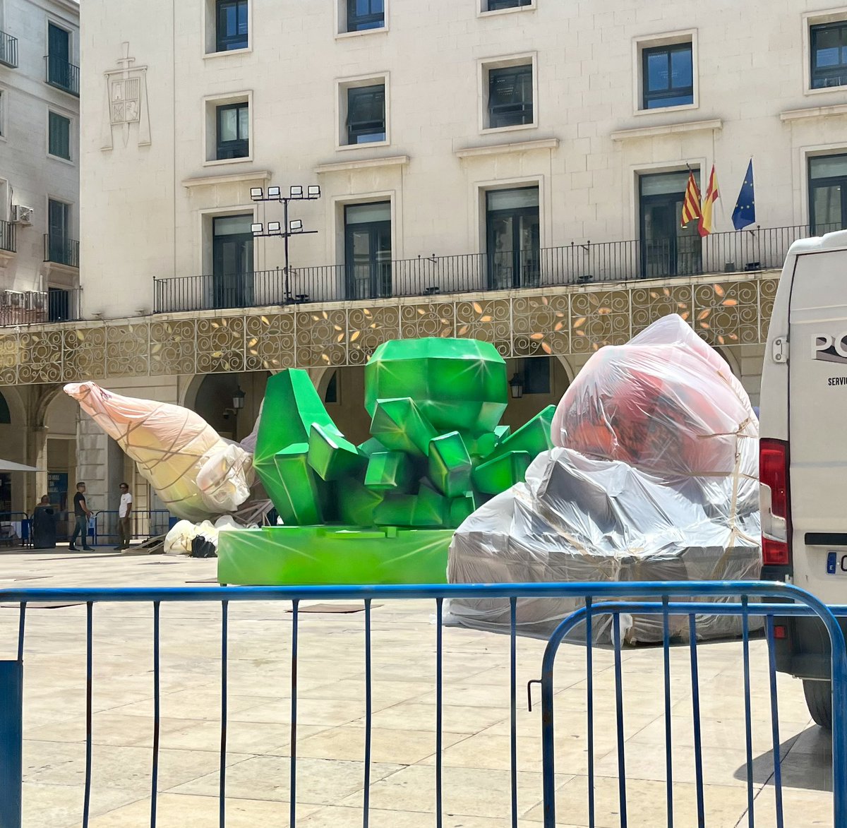 Así se encuentra la Plaza del Ayuntamiento en estos momentos, a la que, poco a poco, van llegando más piezas de la Hoguera Oficial.🔥 #Hogueras #Fogueres #Hogueras2023 #Fogueres2023