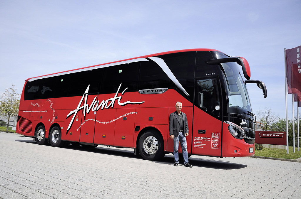 DaimlerTruck's tweet photo. New #Setra for Avanti Busreisen tour operator - The Setra #TopClass 5-Star Superior touring #coach bears the new family face of our brand with bright, full-LED headlamps. High levels of safety are also ensured by #ActiveDriveAssist 2. 🚌
Read more: https://t.co/m23Qvqifba https://t.co/l4FnZ5MUn6