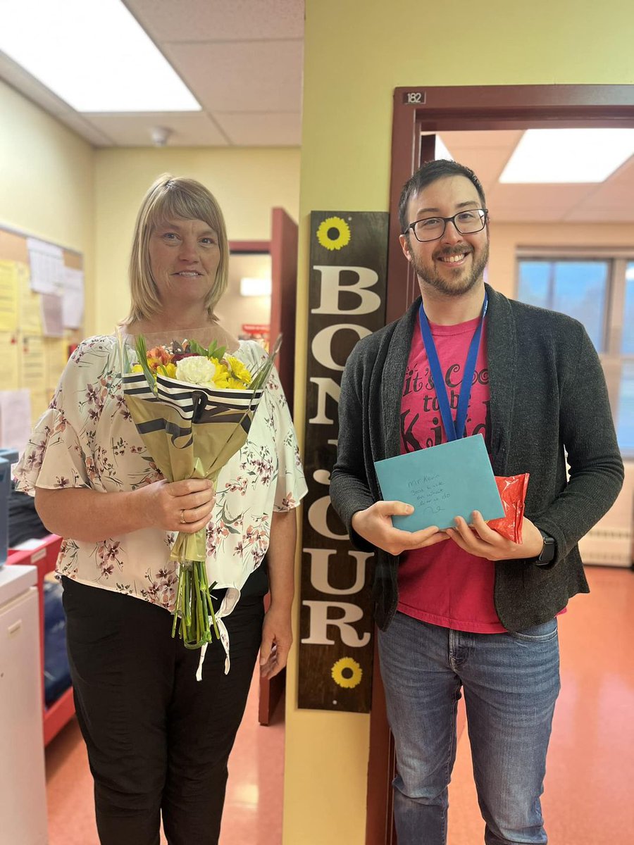 C'est la fin de l'année scolaire lorsqu'on dit au revoir à Mme Darlene. Nous souhaitons la remercier pour l’excellent travail à la cuisine et son sourire incroyable. Nos élèves l’adorent et notre équipe-école aussi!