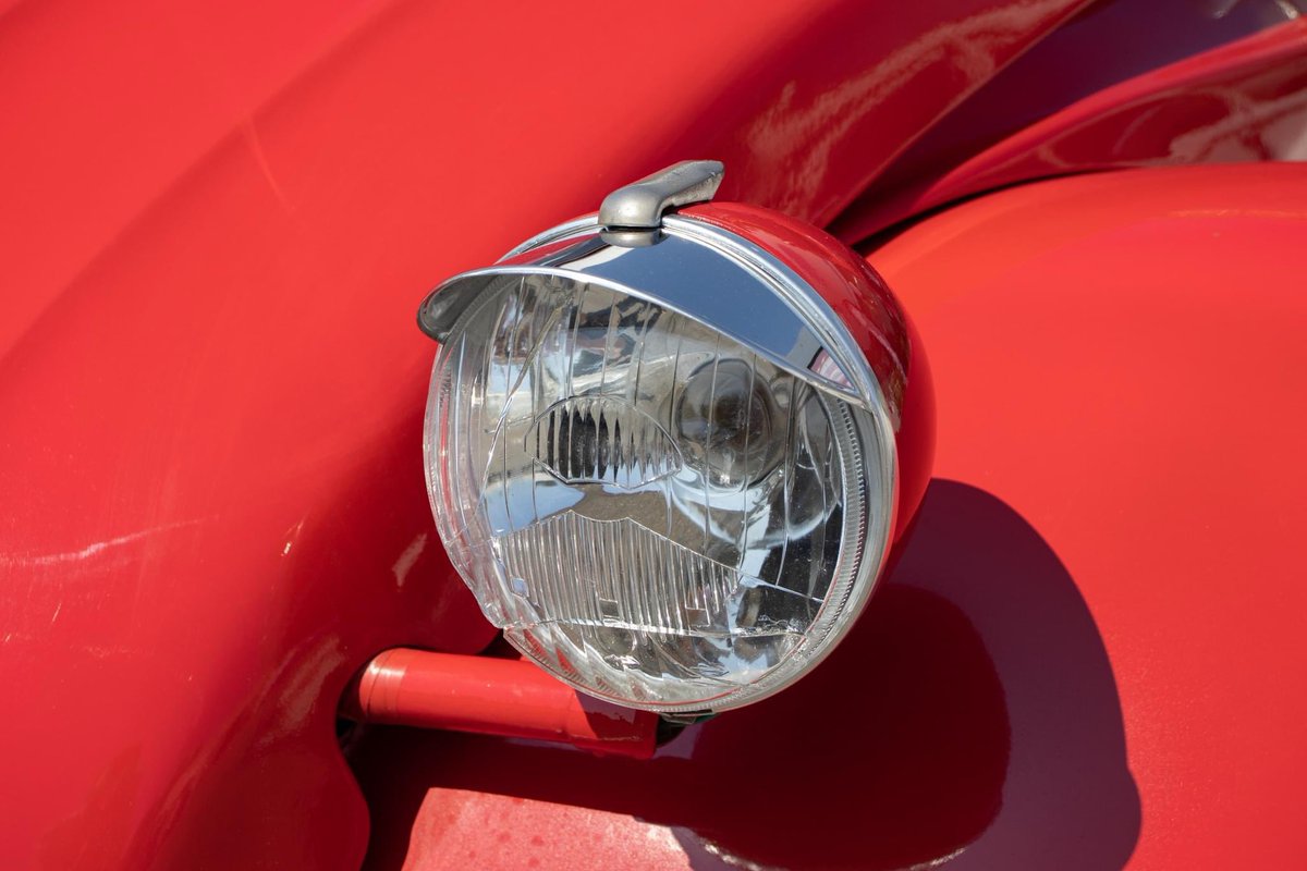 Très jolie 2CV rouge avec ses visières sur les feux 🔴

Celles-ci permettent de recentrer le flux lumineux sur la route notamment par temps de brouillard ! Elles améliorent ainsi la visibilité du conducteur 👍 

#2CV
