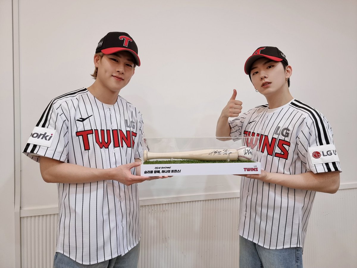 OfficialMONSTAX's tweet photo. 📸
230616 #몬스타엑스 #기현 #주헌
#LG트윈스 홈경기 이벤트 시구, 시타 완료 ⚾

Get this game 날 멈출 순 없어, break it
몬베베 마음 속에 스트라이크, 홈런 날려버린
기현의 시구, 주헌의 시타도 멋있게 완료❤🖤

#KIHYUN #JOOHONEY
#MONSTA_X #MONSTAX 
#LGTWINS https://t.co/n1ktLW24WF