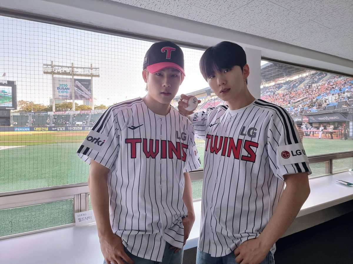 OfficialMONSTAX's tweet photo. 📸
230616 #몬스타엑스 #기현 #주헌
#LG트윈스 홈경기 이벤트 시구, 시타 완료 ⚾

Get this game 날 멈출 순 없어, break it
몬베베 마음 속에 스트라이크, 홈런 날려버린
기현의 시구, 주헌의 시타도 멋있게 완료❤🖤

#KIHYUN #JOOHONEY
#MONSTA_X #MONSTAX 
#LGTWINS https://t.co/n1ktLW24WF
