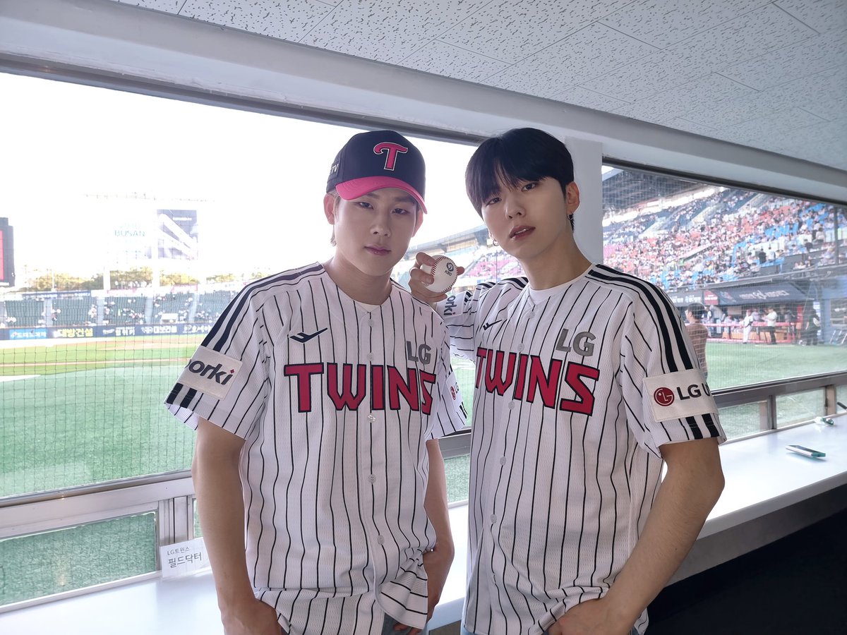 OfficialMONSTAX's tweet photo. 📸
230616 #몬스타엑스 #기현 #주헌
#LG트윈스 홈경기 이벤트 시구, 시타 완료 ⚾

Get this game 날 멈출 순 없어, break it
몬베베 마음 속에 스트라이크, 홈런 날려버린
기현의 시구, 주헌의 시타도 멋있게 완료❤🖤

#KIHYUN #JOOHONEY
#MONSTA_X #MONSTAX 
#LGTWINS https://t.co/n1ktLW24WF