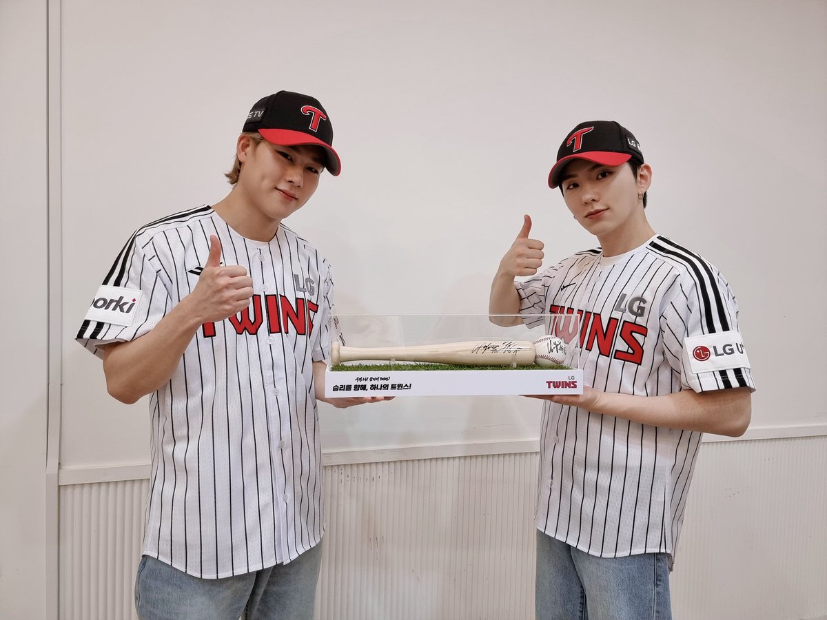 OfficialMONSTAX's tweet photo. 📸
230616 #몬스타엑스 #기현 #주헌
#LG트윈스 홈경기 이벤트 시구, 시타 완료 ⚾

Get this game 날 멈출 순 없어, break it
몬베베 마음 속에 스트라이크, 홈런 날려버린
기현의 시구, 주헌의 시타도 멋있게 완료❤🖤

#KIHYUN #JOOHONEY
#MONSTA_X #MONSTAX 
#LGTWINS https://t.co/n1ktLW24WF
