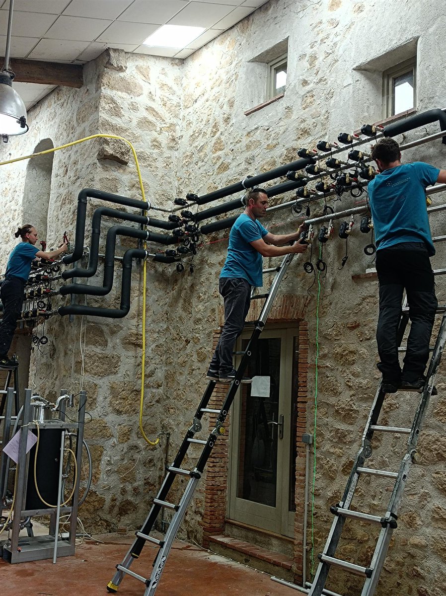 Cuves High Tech
Cette semaine l’équipe de Viséa couturier a démarré l’installation du circuit chaud/froid qui permettra de réguler la température de nos nouvelles cuves. Près de 80 électrovannes seront nécessaires pour leur pilotage.
Merci à eux pour leur travail minutieux.
