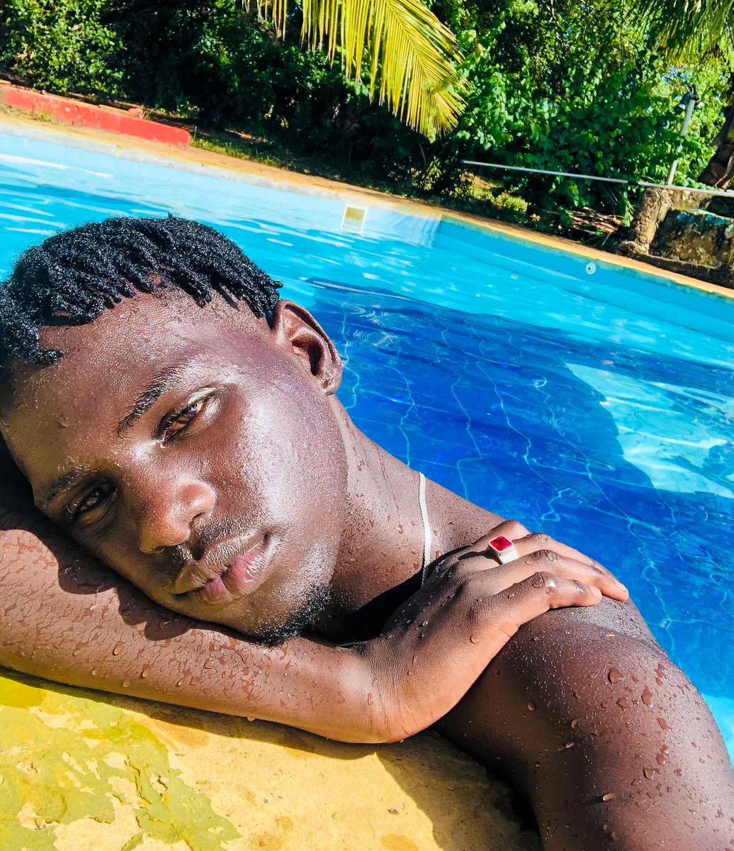 ozzeayy's tweet photo. Pool boy paradise https://t.co/CWrupjYWCR