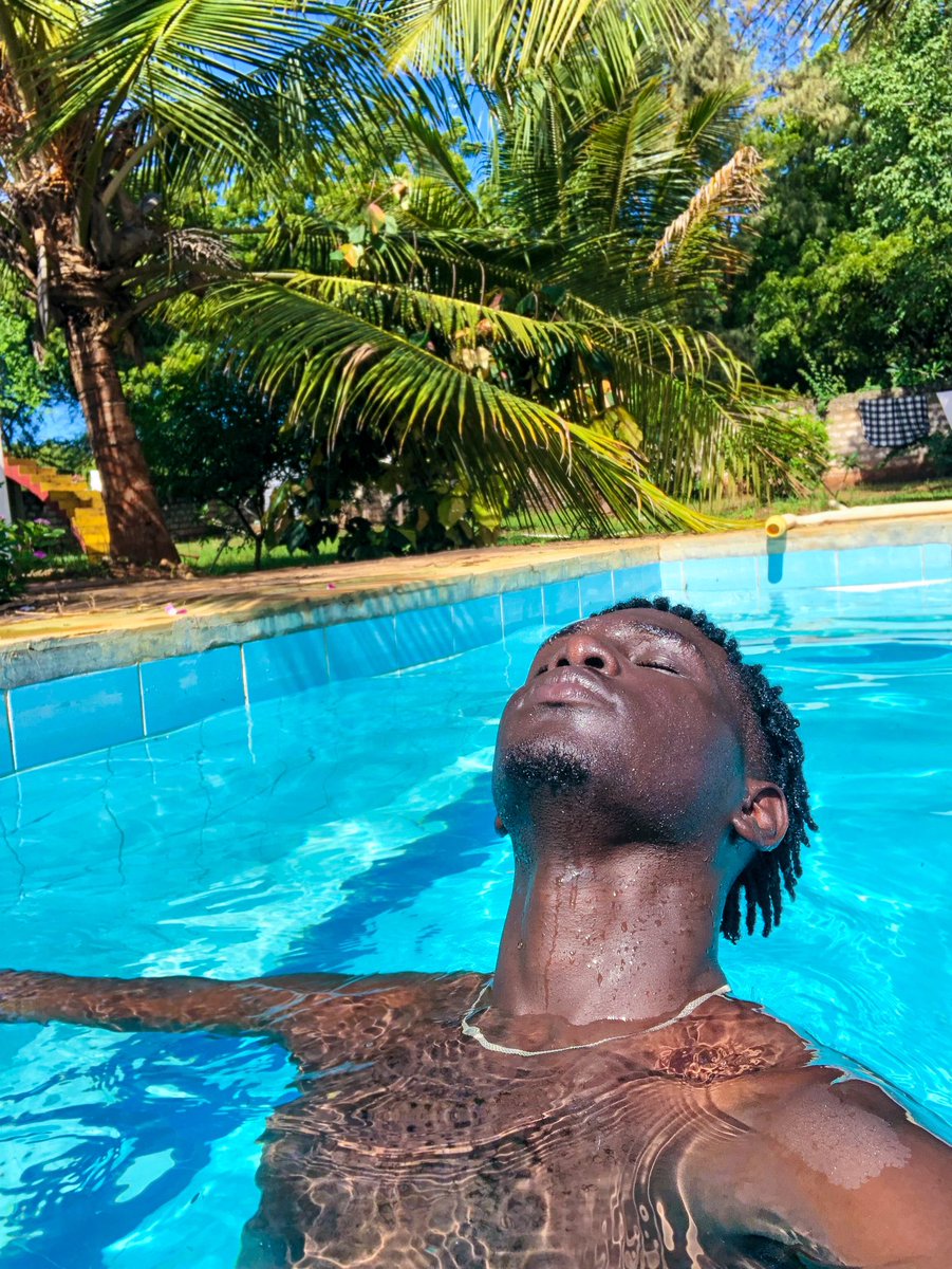 ozzeayy's tweet photo. Pool boy paradise https://t.co/CWrupjYWCR
