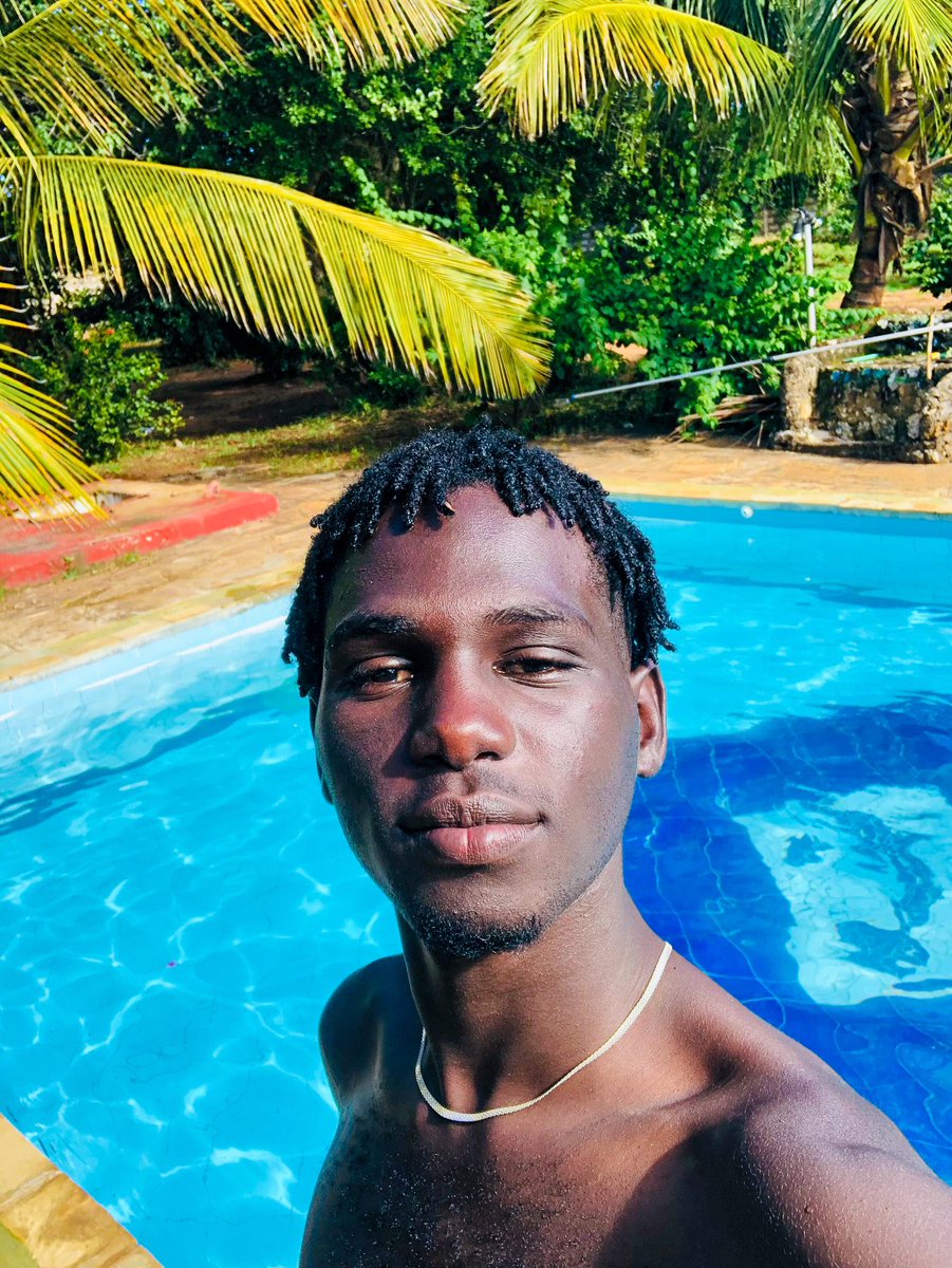 ozzeayy's tweet photo. Pool boy paradise https://t.co/CWrupjYWCR