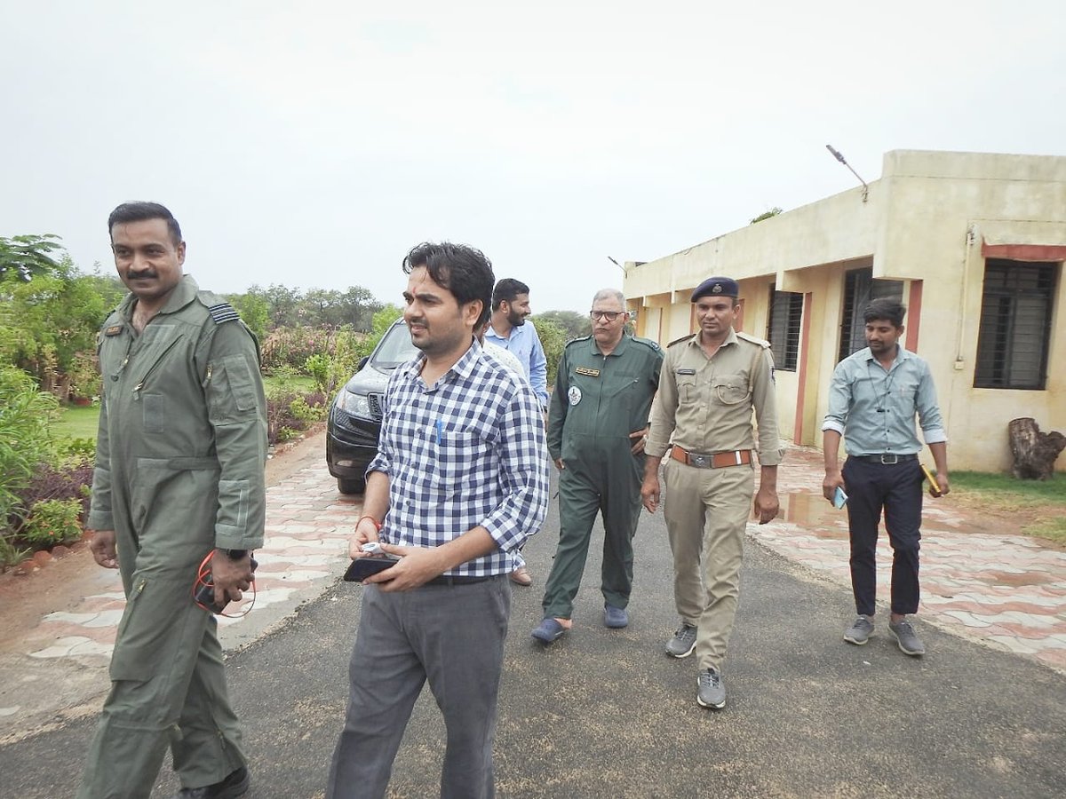 mambklakhani's tweet photo. એરફોર્સના સ્ક્વોડ્રન લીડર અને કમાન્ડીંગ ઓફિસરશ્રી સાથે લાખણી તાલુકાના નાંણી ગામે બિપરજોય વાવાઝોડાની પૂર્વ તૈયારીના ભાગરૂપે પાણીના નિકાલ બાબતે એરફિલ્ડમાંથી અવરોધો દુર કરવા બાબતે મુલાકાત લઈ ચર્ચા વિચારણા કરવામાં આવી.
#BiparjoyCyclone
@SDMDeodar
@CollectorBK
@infobanaskantha
@CMOGuj https://t.co/DEJuQOTVxM