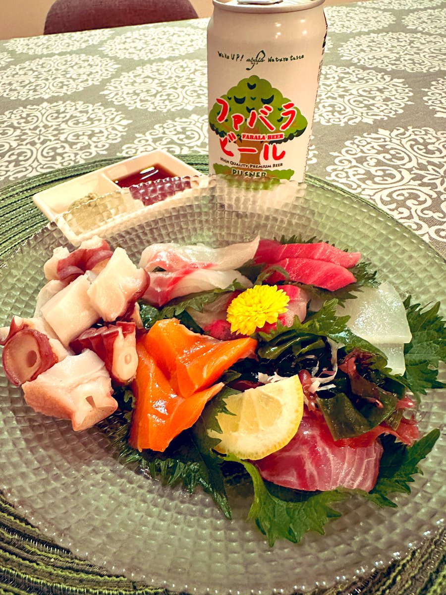 MANANMANA12's tweet photo. 仕事終わり疲れた体に無理矢理
筋トレしたらめちゃ暑くなり
シャワー後気持ち悪くなった(･･;)
軽い熱中症なのかな？
水分と塩を取り涼んだら落ち着いたので
ようやく乾杯しています🍺
#乾杯 #twitter晩酌部 #おうちごはん
#ビール #クラフトビール #金曜日
#craftbeet #beer https://t.co/NaXaWM2xMR