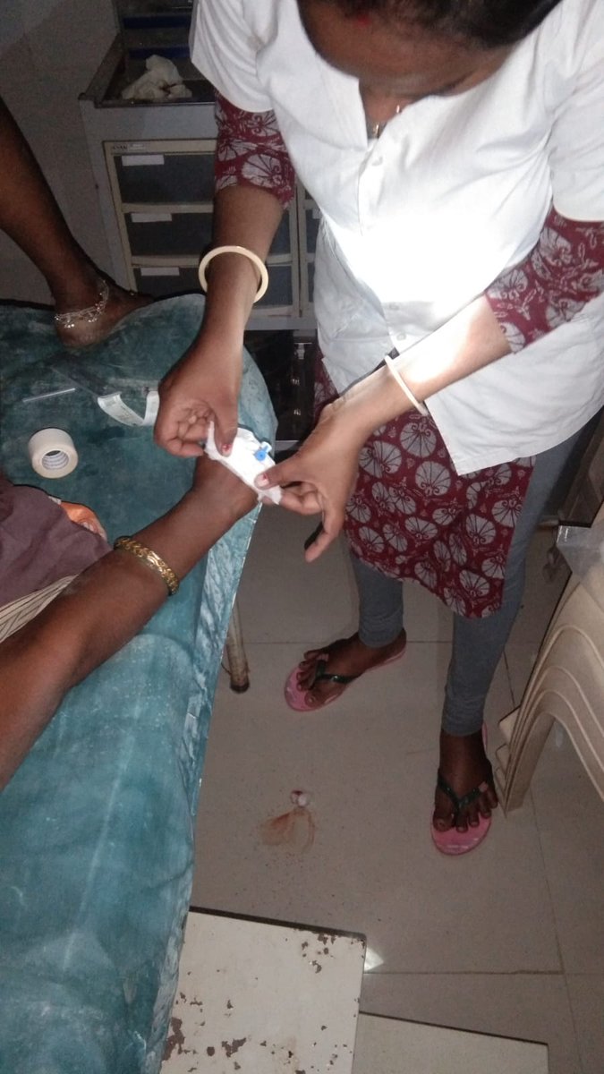 Pjchandegra's tweet photo. @COLLECTORDWK 
@DdoDwarka
@CDHO_Dwarka 
@NHMGujarat 
@info_dbd 
@MoHFW_INDIA 

વાવઝોડા ની પરિસ્થિતિ વચ્ચે પણ નવજીવનનું આગમન... રાતના સમયમાં સલામત રીતે પેટા કેન્દ્ર પર પ્રસુતિ કરાવતા દ્વારકાના આરોગ્ય સૈનિકો .. https://t.co/3d5LR3dvh8