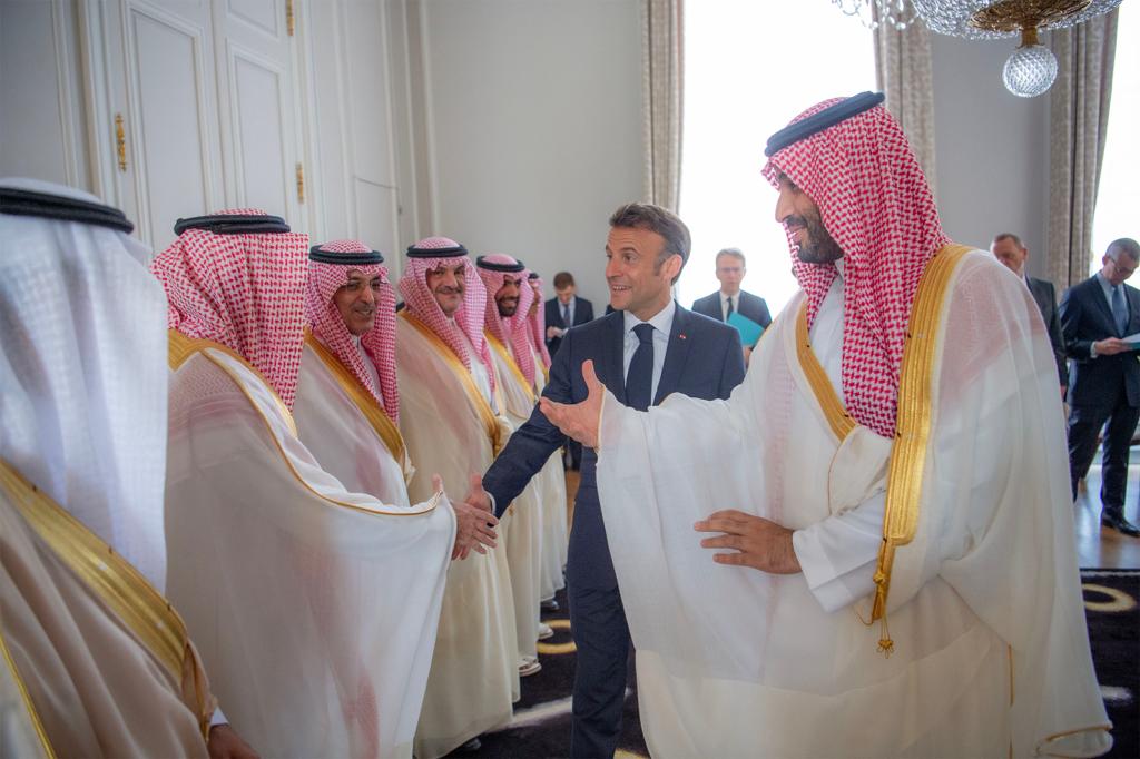 spagov's tweet image. #صور_واس | سمو #ولي_العهد يصل قصر الإليزيه وفي مقدمة مستقبليه فخامة رئيس الجمهورية الفرنسية.
#محمد_بن_سلمان_في_فرنسا
#واس