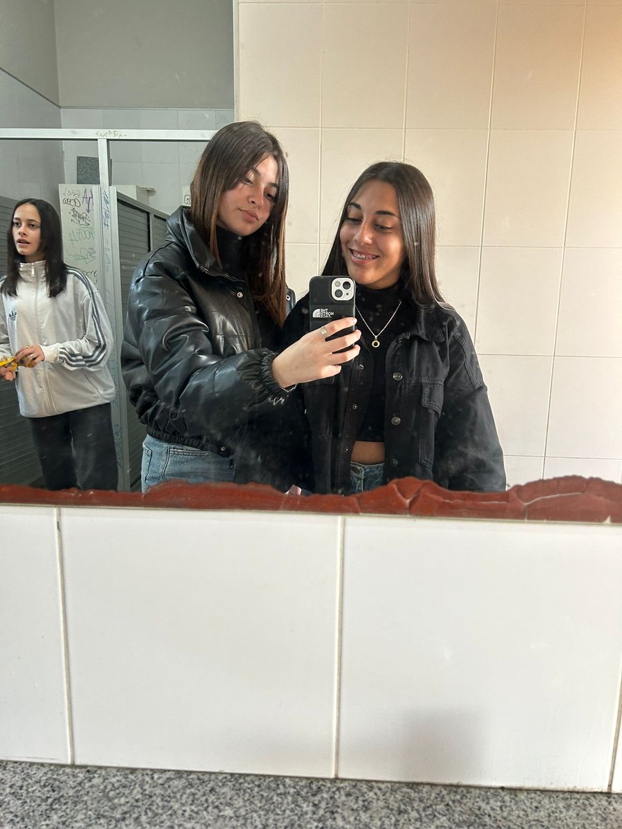 La conocí en 2022 pensando q era una amargada q solo le gustaba estudiar, entre par de risas empezamos a hablar,casi perdemos el año por mi culpa,yo hacia pavadas y ella se reía de todo,antes la miraba y no me generaba nada,hoy la miro y no imagino mi vida sin ella ❤‍🩹