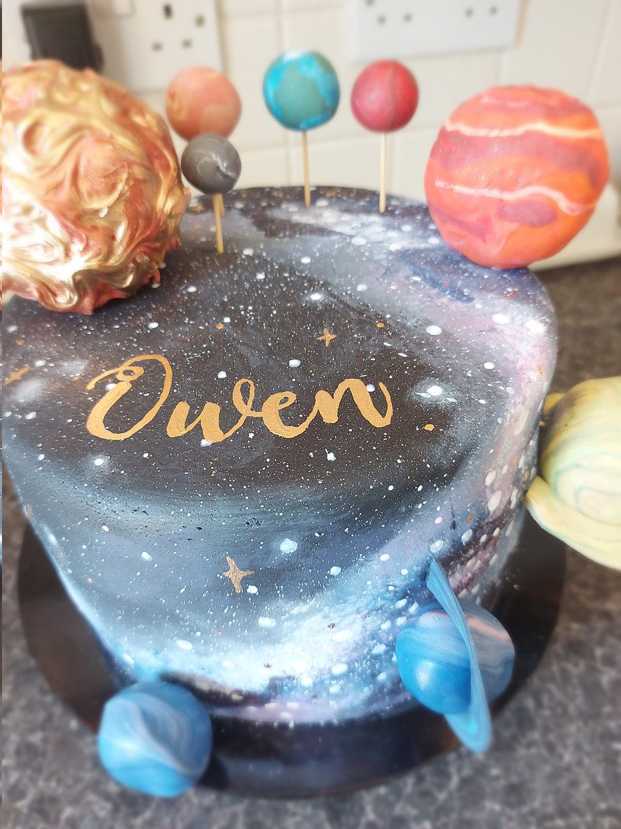 Camdragon's tweet photo. My girl is SO clever!
For our friends' little boy, a SPACE cake (no, not that kind..., he's FOUR).
#Bethbakes @bethanyhaigh6 https://t.co/CM2y0497tb