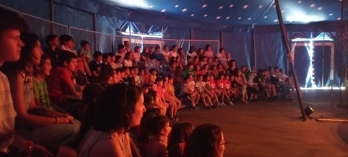 Escola_Lavinia's tweet photo. Preparats... Doncs que comenci l'espectacle! #circorts @PucaEspectacles Gràcies!! https://t.co/tpQ9fcPVMc