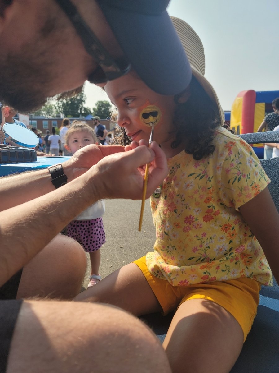 Huge props to our resident face-painting artist/<a href="/BucknellElem/">Bucknell Elementary</a> Bull-Dad, Jonathan Olguín, who spent 2+ hrs. making sure every Bulldog got their chosen design at our Big Night Out! Thanks also to Chrissy Levine for also stepping-in to clear the line! 💙🤍🎨 #BucknellStrong