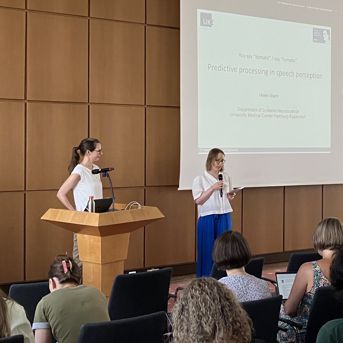 Cologne Center of Language Sciences (CCLS) (@ccls_unicologne) on Twitter photo ๐ข Helen Blank
<a href="/BlankHelen/">Helen Blank</a> zooms in on prior expectations influencing speech perception in her #LingCologne ๐ฌ talk โYou say โtomatoโ, I say โtumatuโ: Predictive processing in speech perceptionโ ๐ข Helen Blank
<a href="/BlankHelen/">Helen Blank</a> zooms in on prior expectations influencing speech perception in her #LingCologne ๐ฌ talk โYou say โtomatoโ, I say โtumatuโ: Predictive processing in speech perceptionโ