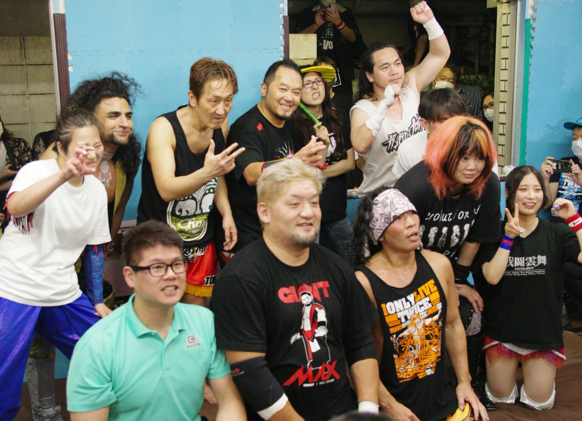 gatoken0806's tweet photo. #ChocoPro 市ヶ谷大会終了。高梨将弘、石川修司、柿本大地の同期3人がデビューした当時を知る仲間が集った大会。ららぽーと船橋を知ってる人も、知らない人も、忘れちゃった人も、皆が当時に思いを馳せて笑顔になれるのも高梨ならでは。
デビュー20周年おめでとうございます。
#unionpro #ddtpro #ajpw https://t.co/iQ2jALSSKa