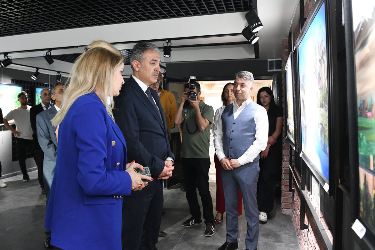 KaramanValiligi's tweet image. ➡️Valimiz Sn. Tuncay Akkoyun, Karaman Güzel Sanatlar Lisesi tarafından Piri Reis Kültür Merkezinde düzenlenen &quot;Depreme Rağmen Yaşayan Tarih&quot; temalı resim sergisine katıldı.

👉 karaman.gov.tr/valimiz-sn-tun…