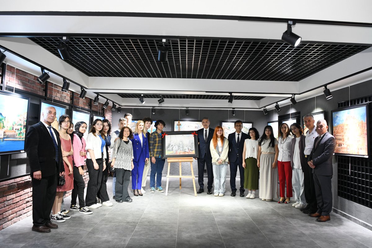 KaramanValiligi's tweet image. ➡️Valimiz Sn. Tuncay Akkoyun, Karaman Güzel Sanatlar Lisesi tarafından Piri Reis Kültür Merkezinde düzenlenen &quot;Depreme Rağmen Yaşayan Tarih&quot; temalı resim sergisine katıldı.

👉 karaman.gov.tr/valimiz-sn-tun…