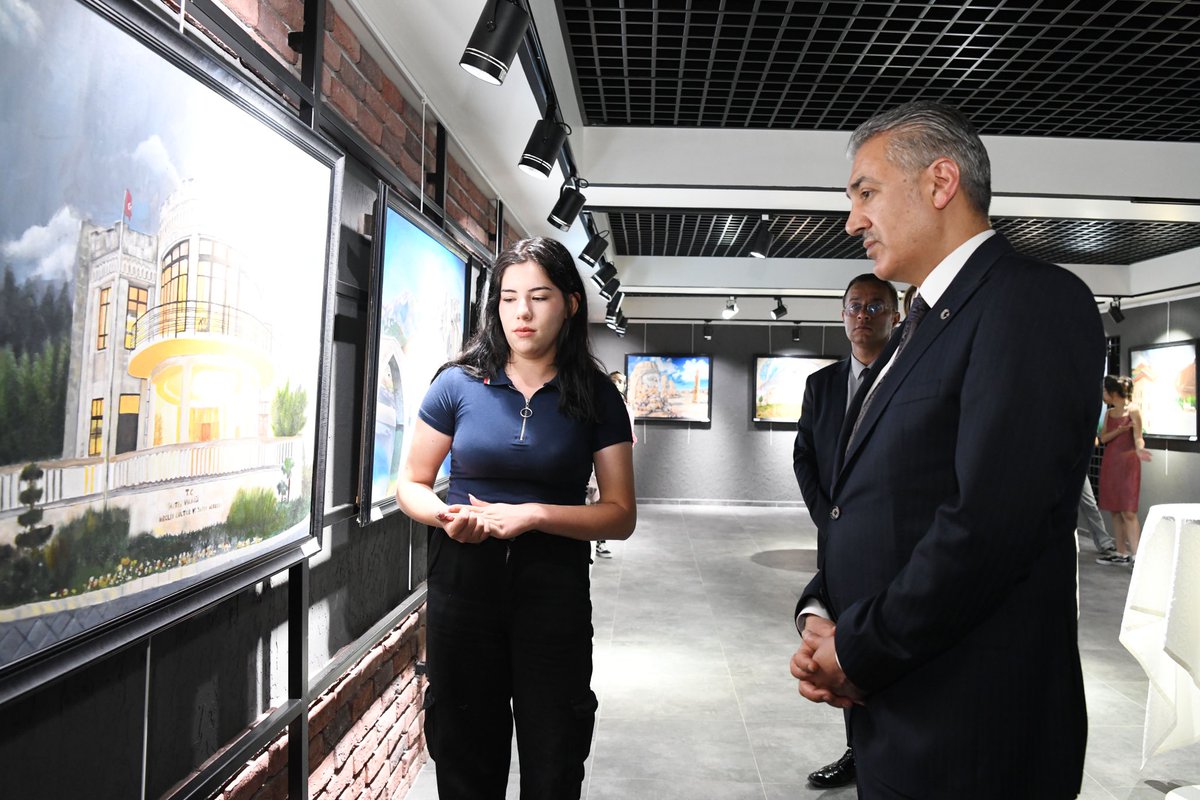 KaramanValiligi's tweet image. ➡️Valimiz Sn. Tuncay Akkoyun, Karaman Güzel Sanatlar Lisesi tarafından Piri Reis Kültür Merkezinde düzenlenen &quot;Depreme Rağmen Yaşayan Tarih&quot; temalı resim sergisine katıldı.

👉 karaman.gov.tr/valimiz-sn-tun…