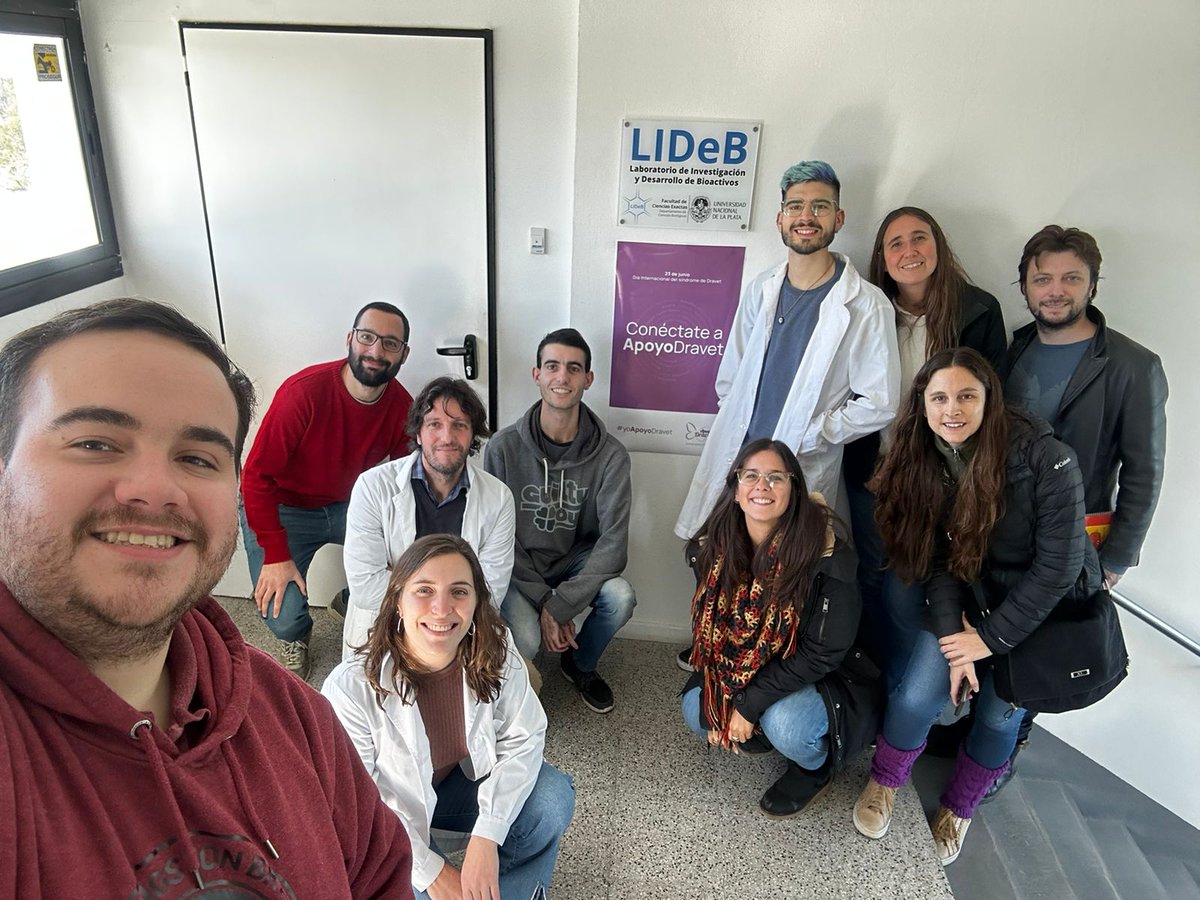 Día internacional del síndrome de Dravet. 
<a href="/maxifallico/">Maximiliano Fallico</a> y <a href="/embarrionuevo/">Emilia Barrionuevo</a> realizan su doctorado en <a href="/LIDeB_UNLP/">LIDeB</a> buscando nuevas soluciones para esta epilepsia catastrófica de origen genético, con apoyo de <a href="/apoyodravet/">ApoyoDravet</a> 
Conocé más sobre el síndrome de Dravet. <a href="/exactas_unlp/">Exactas | UNLP</a>
<a href="/unlp/">UNLP</a>