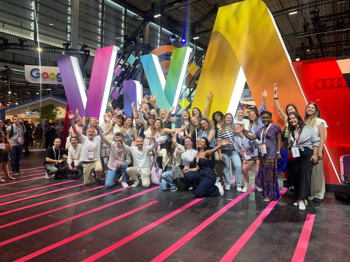 Toute la promo du @MBADMB réunie au @VivaTech 2023, accompagnée par nos deux référents pédagogiques @wtaranoff & @vmoreau_  💪🏼 #letsgo #mbadmb #VivaTech