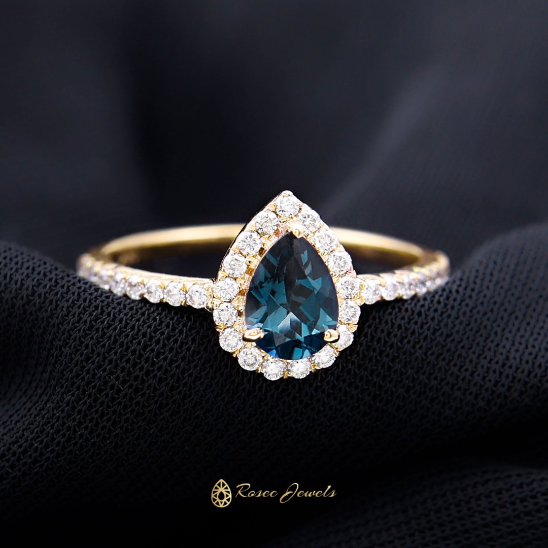 rosecjewels.de/products/1-25-… 

#Londonbluetopazrings #teardrop #halorings #gemstones #engagementrings #finejewelry #bluetopazjewelry #faishonjewelry #jewellery #stylegram trending