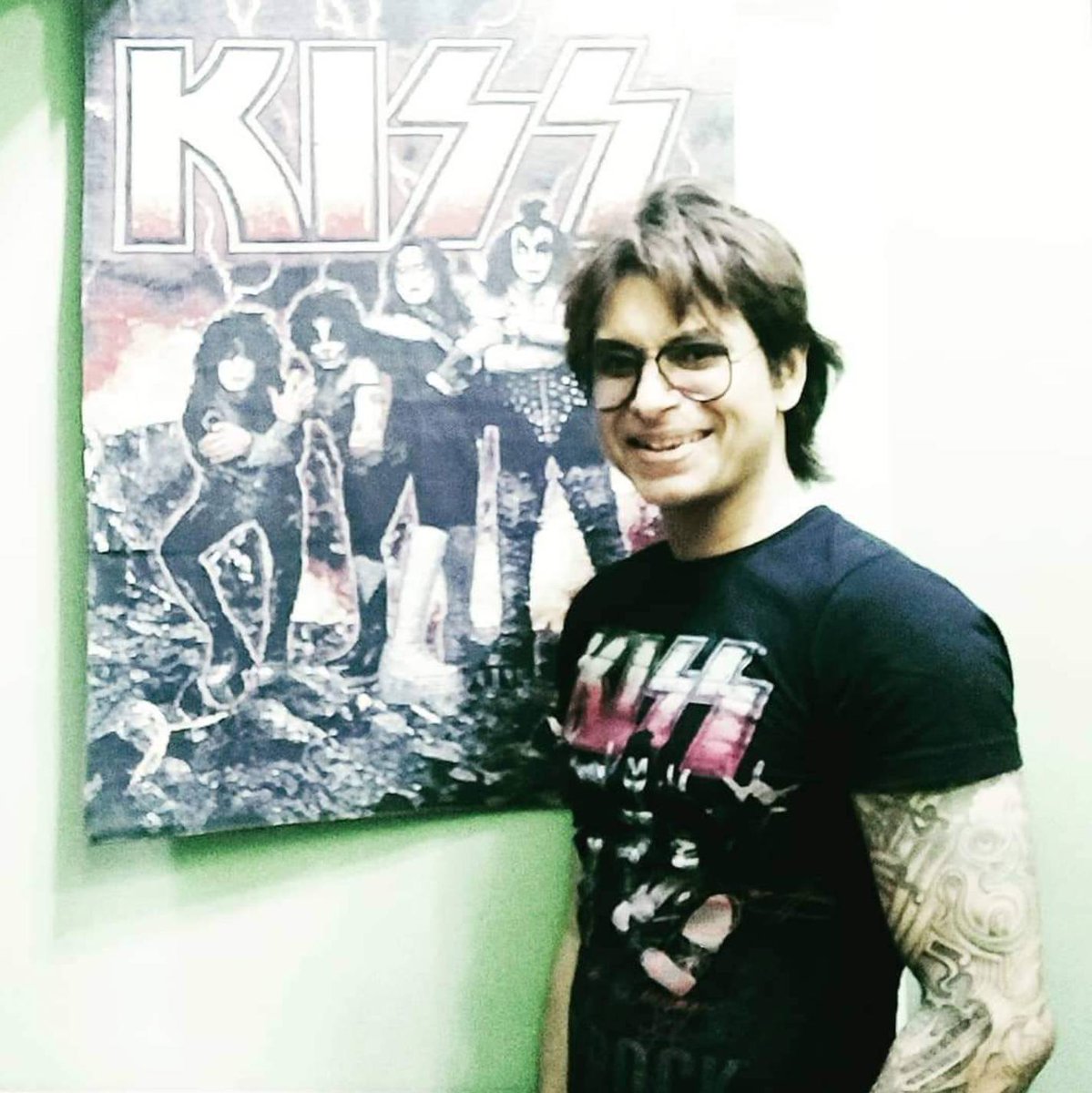 I wore a #KISStshirt to the studio today. And there on its wall, the first thing I saw was a #KISSposter.

#VibrationalMatch?
Yes, that's what I would call it.

So what are you wearing today? 🙂🙃