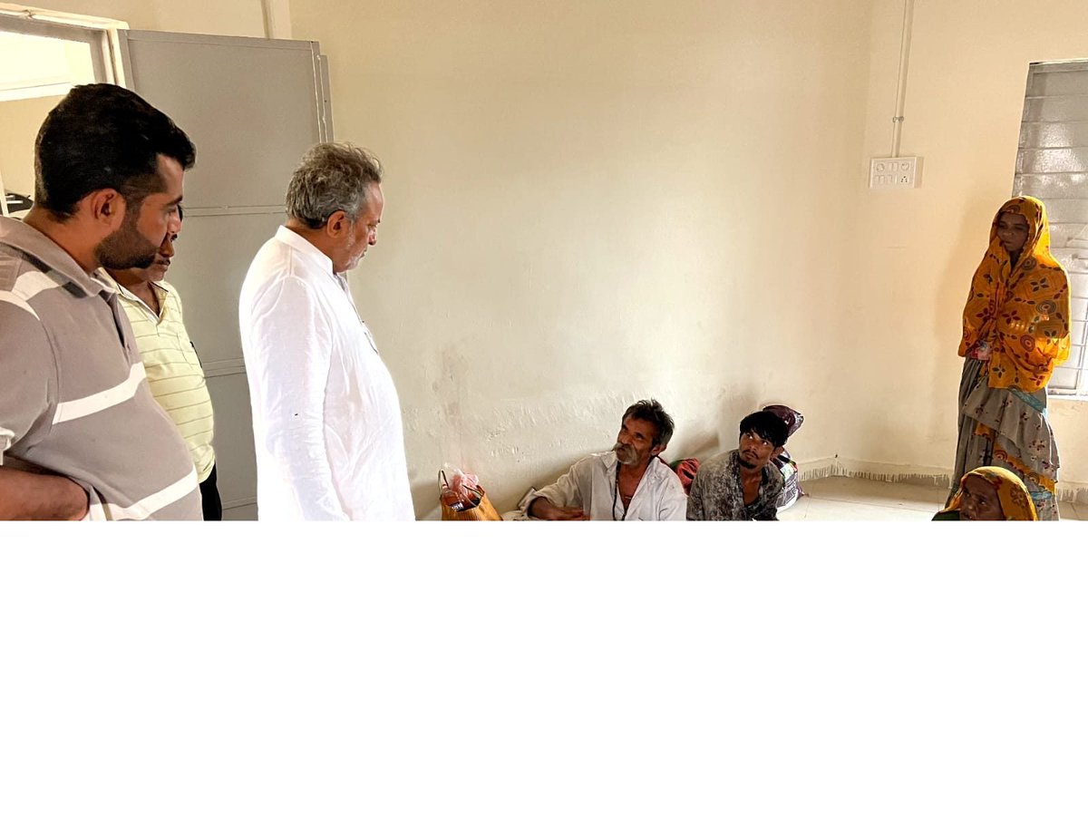 arjunmodhwadia's tweet image. પોરબંદર તાલુકાના મિયાણી ગામે સરકારી પ્રાથમિક શાળામાં સ્થળાંતર કરાયેલ લોકો સાથે મુલાકાત..
#porbandar #CycloneBiparjoy #cyclone