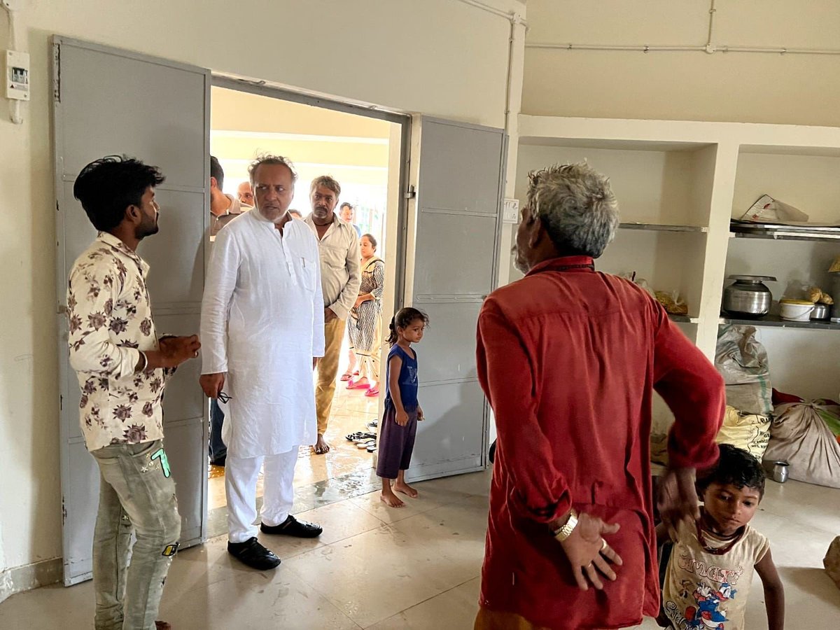 arjunmodhwadia's tweet image. પોરબંદર તાલુકાના મિયાણી ગામે સરકારી પ્રાથમિક શાળામાં સ્થળાંતર કરાયેલ લોકો સાથે મુલાકાત..
#porbandar #CycloneBiparjoy #cyclone