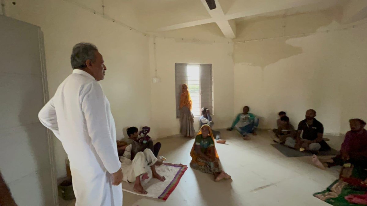 arjunmodhwadia's tweet image. પોરબંદર તાલુકાના મિયાણી ગામે સરકારી પ્રાથમિક શાળામાં સ્થળાંતર કરાયેલ લોકો સાથે મુલાકાત..
#porbandar #CycloneBiparjoy #cyclone