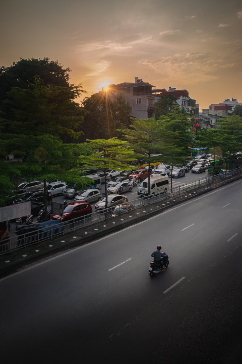 I didn’t plan to chase the sunset that day, but somehow I ended up with a shot I liked.
📍 Somewhere near a Hong Ha street crossover 
🇻🇳 Hanoi
🗓 2022-08-23