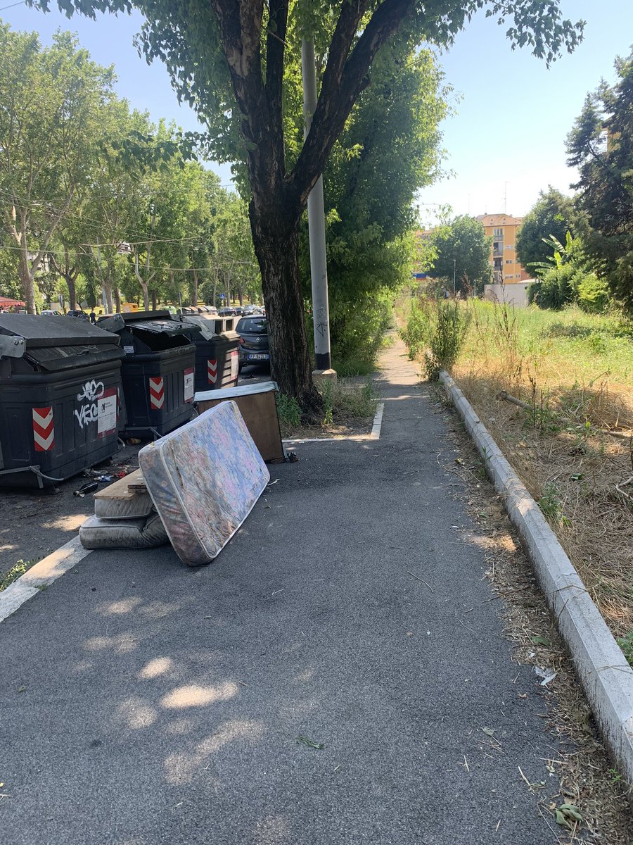 ModRoberto's tweet photo. @romafaschifo via ugo della seta uno schifo totale tra marciapiede impraticabile e resti di civiltà umana https://t.co/nDOds60H4O