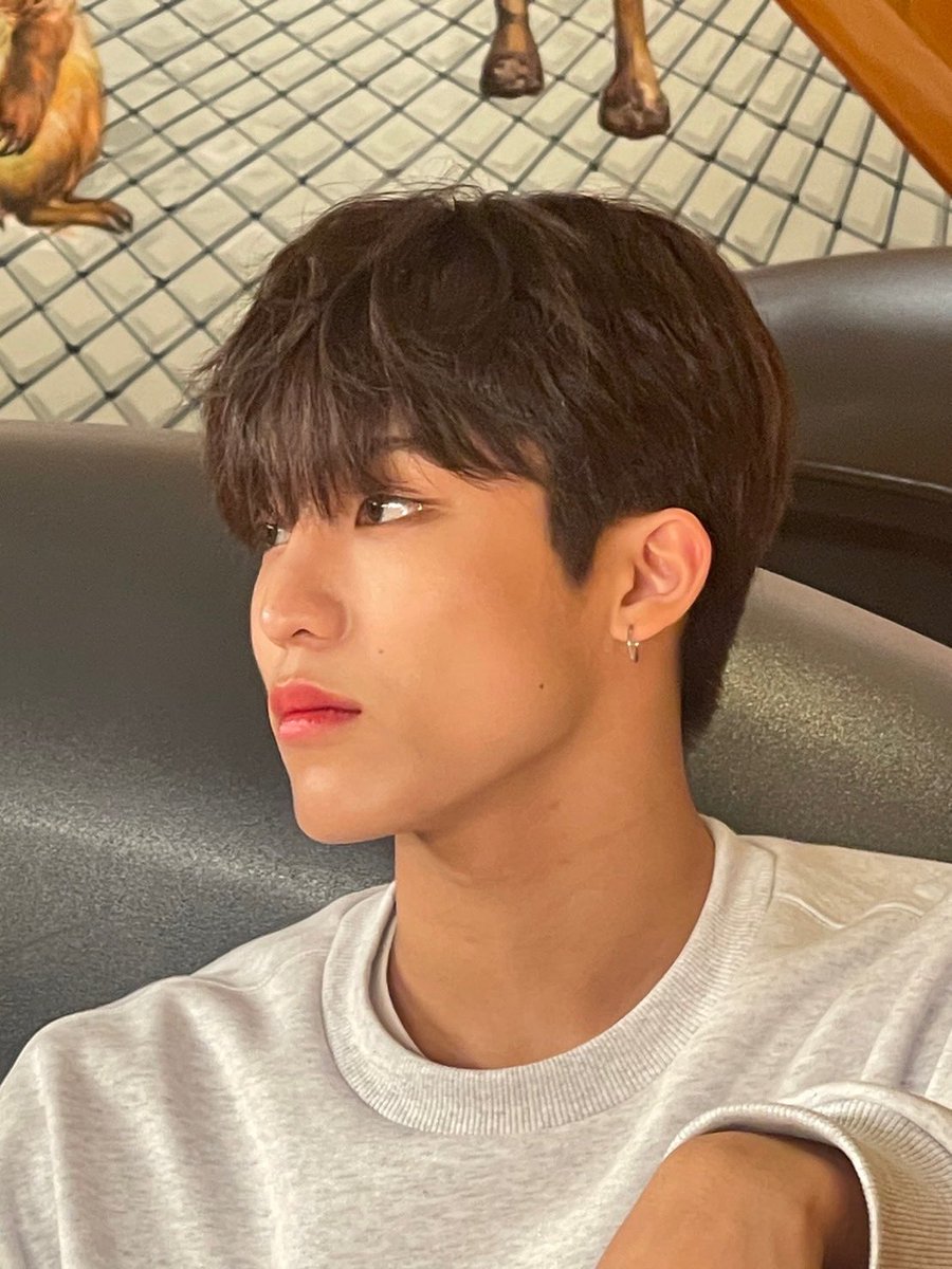 IT'S THE SIDE PROFILE FOR ME. THE J IN JEONGWOO STANDS FOR JAWLINE