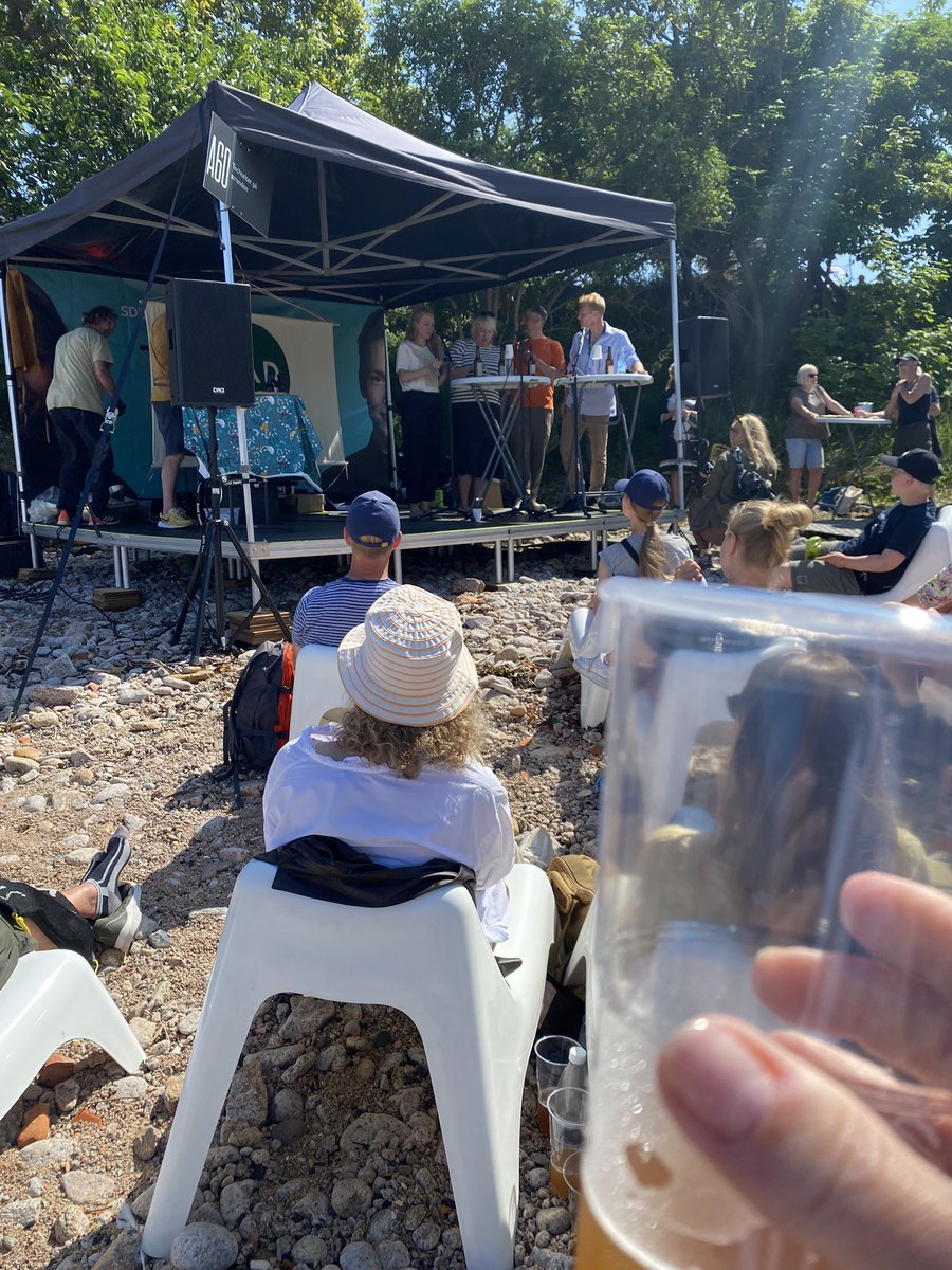 Sys Christina Vestergaard (@syscvestergaard) on Twitter photo Måske den kommende officielle folkemødeøl? Det bliver foreslået fra scenen, hvor Det Politiske Madshow bliver præsenteret for Secondhand Ale, brygget af studerende fra <a href="/AarhusUni/">Aarhus Universitet</a> Måske den kommende officielle folkemødeøl? Det bliver foreslået fra scenen, hvor Det Politiske Madshow bliver præsenteret for Secondhand Ale, brygget af studerende fra <a href="/AarhusUni/">Aarhus Universitet</a>