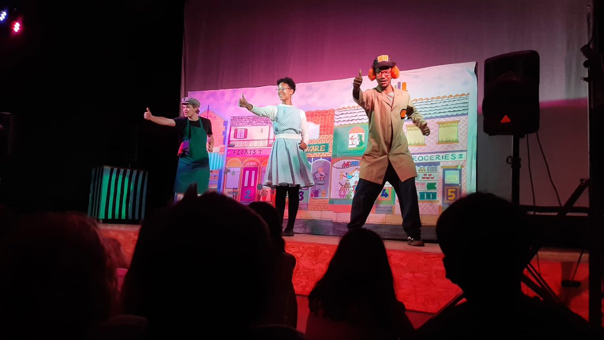 Dijous 15 de juny vam veure teatre a <a href="/Espai30_Sagrera/">Espai30 - Ateneu Sagrerenc</a>  en anglès els i les alumnes de CM i CS. Va ser molt divertit veure "The party planner"(CM) i "Day and night at the museum"(CS) de la mà de <a href="/lookoutcompany/">LOOK OUT</a>