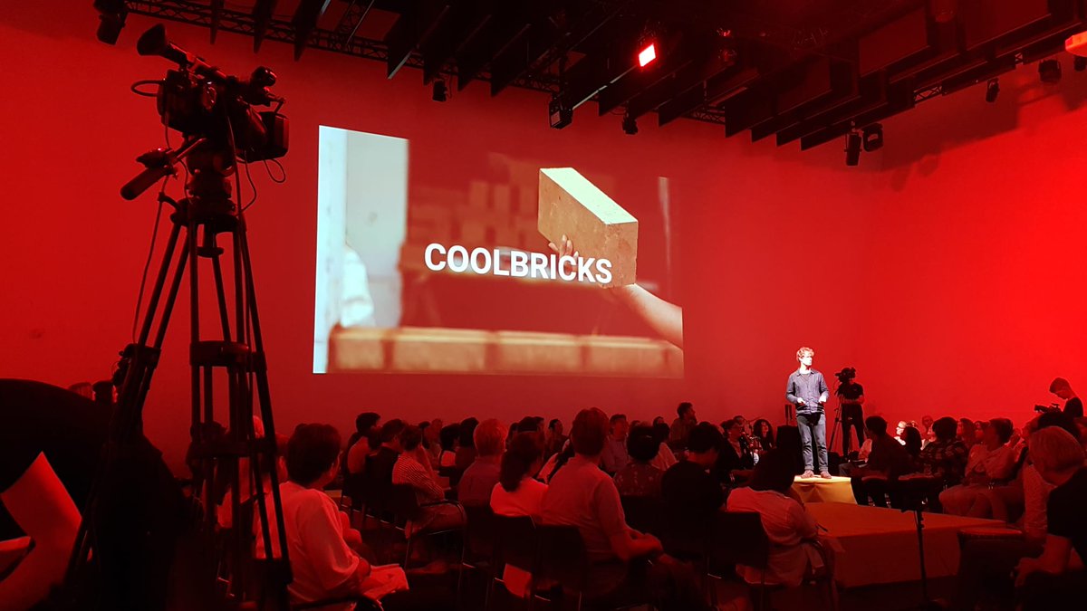 WhatDesignCanDo's tweet image. &quot;Don&apos;t be hot, be cool.&quot; Now on the #WDCDCircularShowcase stage, Emile from @theCoolBricks team. Their bricks - made from cow dung - can be used to provide affordable, safe and circular housing solutions. Here&apos;s to the power of poo!