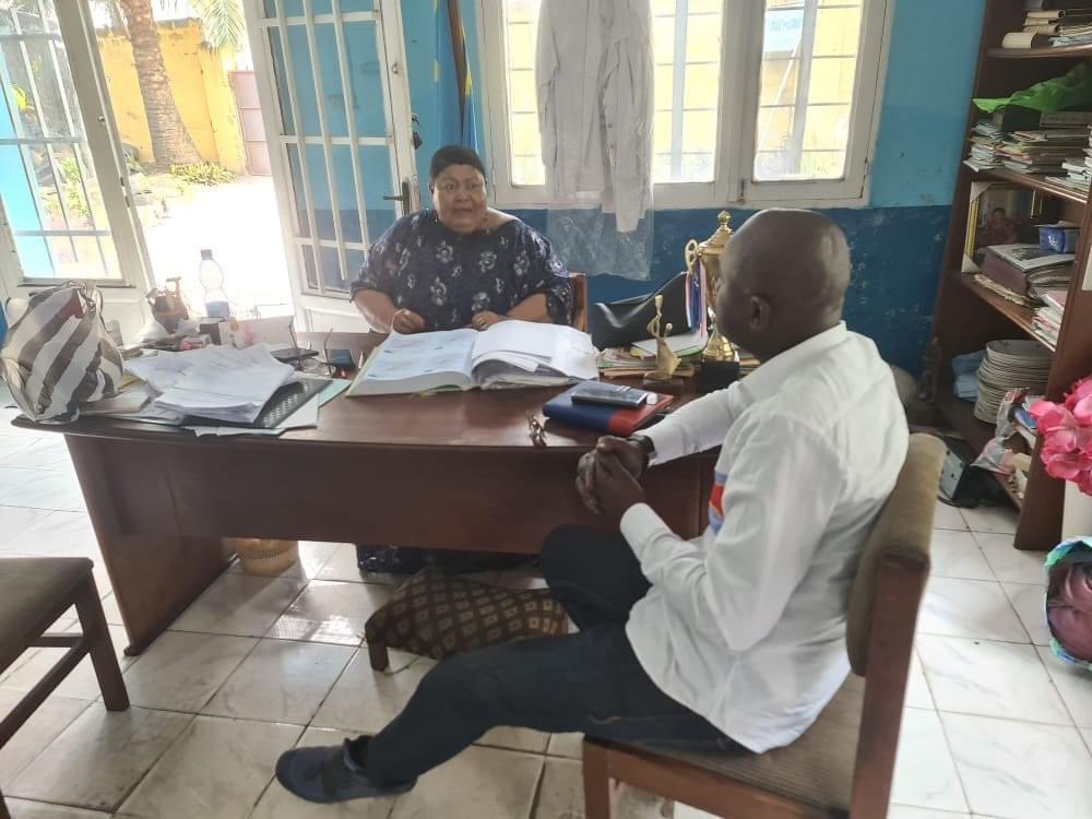 AlainMake20's tweet photo. #RDC/KINSHASA : Voici le bureau de l’actuel bourgmestre de la commune de Kasa-Vubu @PhinnesMassomb1 qui a fait seulement 6 mois depuis sa nomination et le bureau de Madame #MbuyiMeta bourgmestre sortante qui a fait près 20 ans à la tête de cette municipalité!

AVANT                                            APRÈS