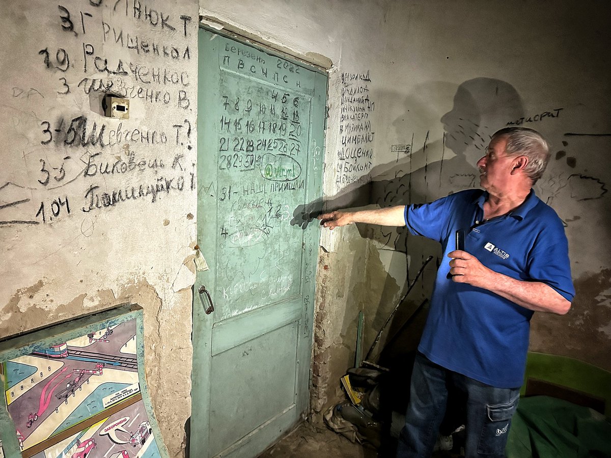 CunninghamCSky's tweet image. A dive into the horrors a whole Ukrainian village lived through at the start of this war. 368 people imprisoned for 28 days in a cramped basement with no light, no toilet, little food or water and the bodies of those who died left for days. All the while bombs were falling.