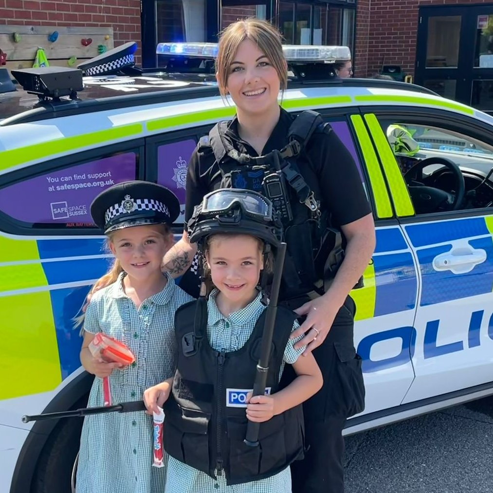 Gatwick D Team' s Operational Firearms Commander - Sgt. Anderson - visited Summerlea School's Careers Fayre today to chat to the children about a career in policing...it looks like they enjoyed her visit.

#CS282 #ARV #Police 

@sussex_police @Gatwick_Airport