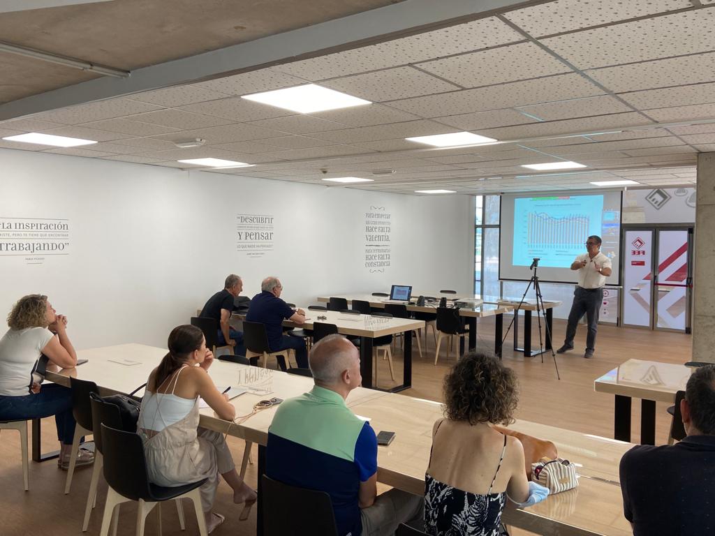 mlmorell's tweet photo. Muchas gracias, en mi nombre y el de @BatizLazo, a todos los que habéis asistido en persona o online a nuestro seminario sobre la importancia de la tecnología en la expansión de @bancosantander y @bbva en Latinoamérica.
@EconomicasUMU @UMU https://t.co/SI7TQYz6Wy