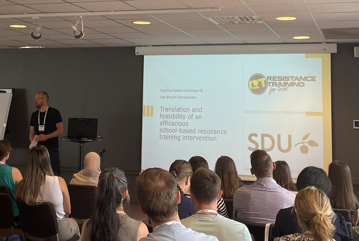 En fornøjelse at præsentere vores pilot-studie på #ISBNPA2023. Vi tilpassede et australsk evidensbaseret styrketræningsprogram, og afprøvede det med de ældste elever i skolen i Danmark. Det blev positivt modtaget og de gode erfaringer tager vi med videre. <a href="/SDUIOB/">Idræt og Biomekanik</a> <a href="/FIIBL_dk/">FIIBL</a>