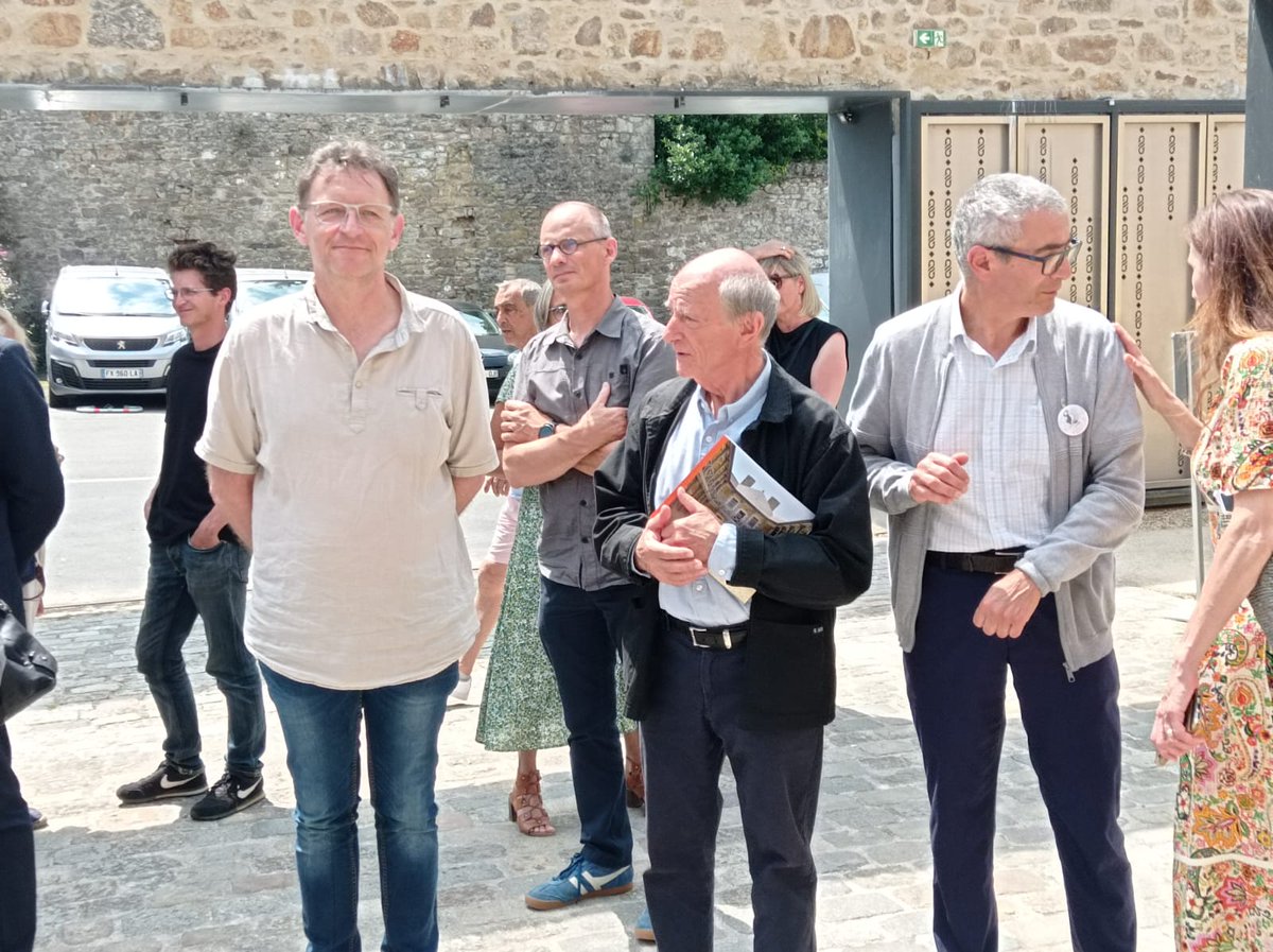 Le polarbus de Jean Louis Etienne fait étape à l' Inseac de Guingamp à la rencontre des collégiens.