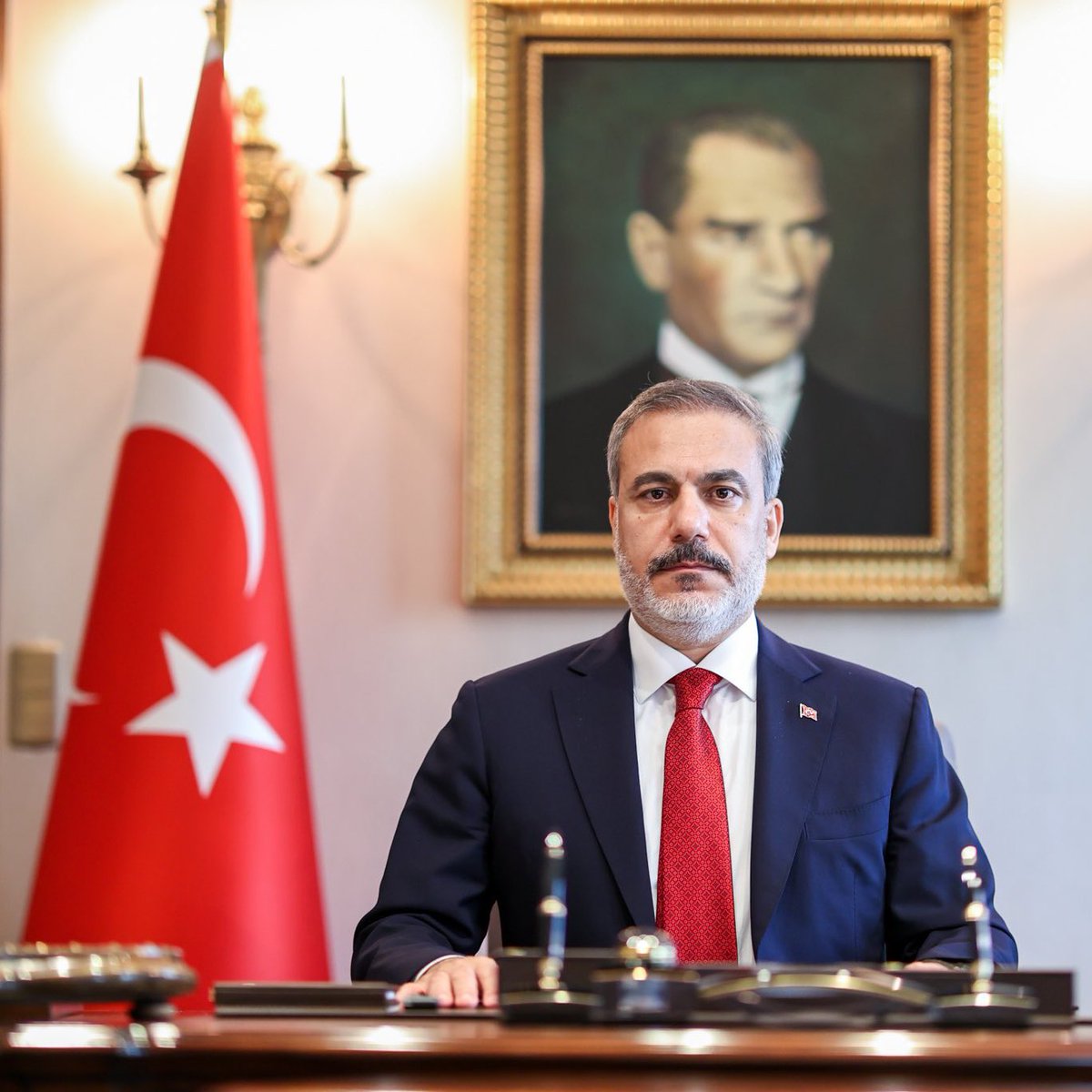 Akıyor MaşAllah akıyor!
*Mosso Cüneyt görevden alındı
*Halka p.zevenklik yapın diyen Yunus Günçe oyunları iptal edildi 
*İstanbul’da LGBT yürüyüşlerini yasakladı

…ve son müjde

Hakan Fidan tarafından, Devletine milletine düşman Berna Laçin’i Paris’de krallar gibi ağırlayan