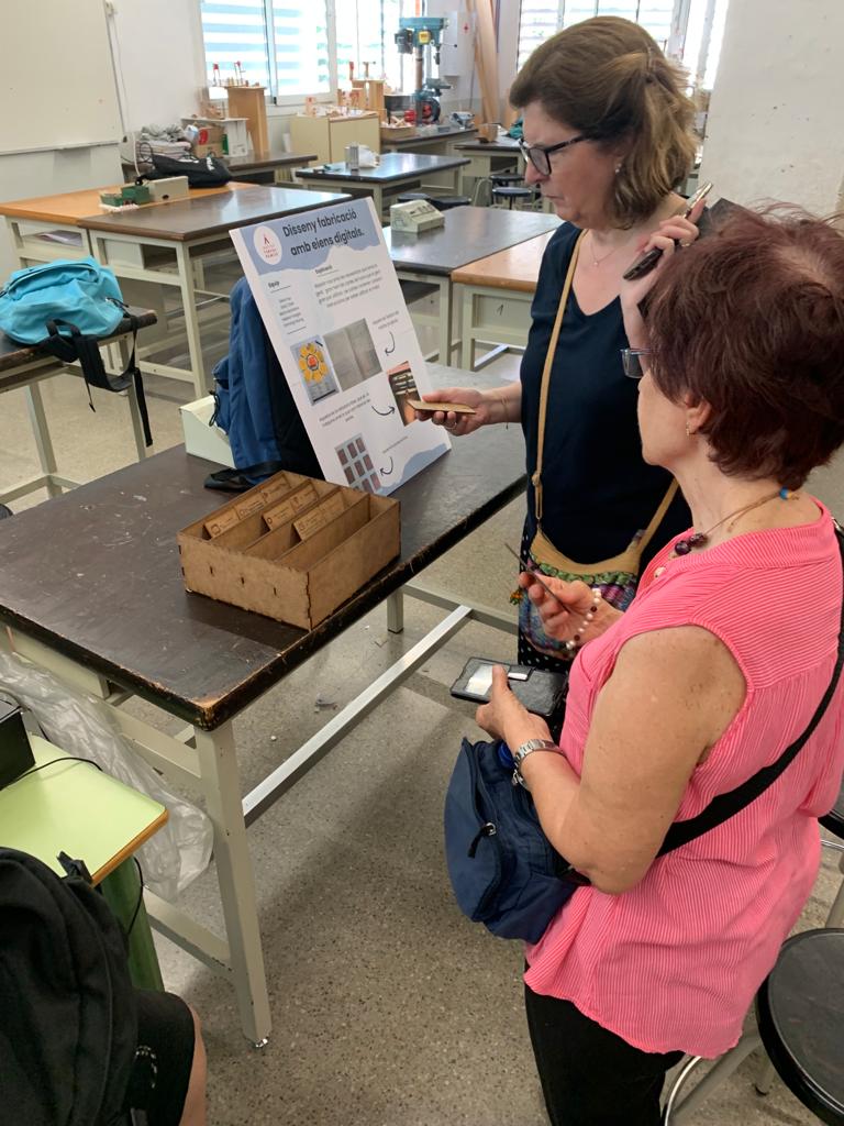 INSTPamies's tweet photo. L’alumnat de 4t d’ESO presenta els sis productes de l’RCS Disseny i Fabricació digital a les representants del Casal de gent gran Baix Guinardó durant la Mostra de Projectes. @Programa_RCS https://t.co/KCQVto8ABS