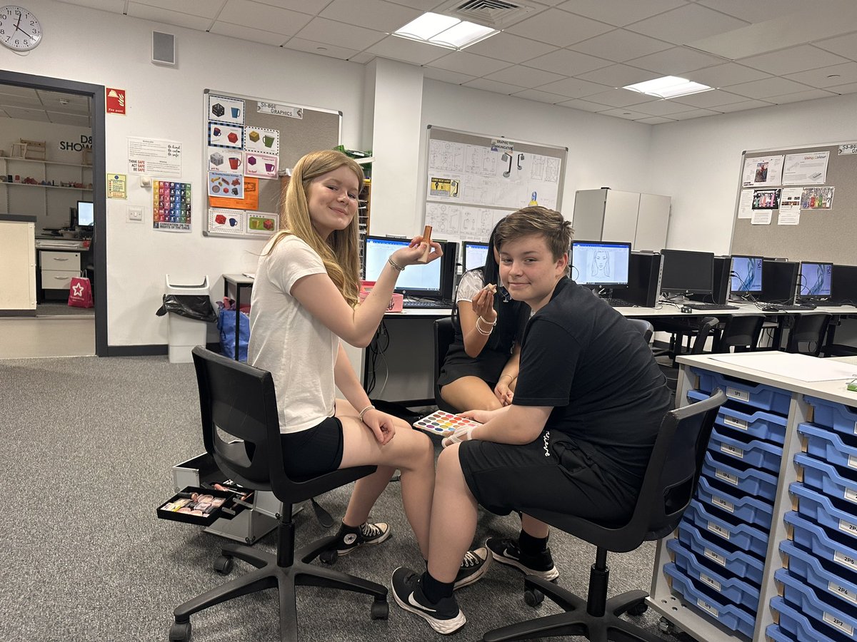Make up squad getting organised with Miss Donnelly for the dress rehearsal tomorrow 💄 💅🏻  buzzing for the show to begin <a href="/LargsAcademy/">Largs Academy</a> #beautyandthebeast